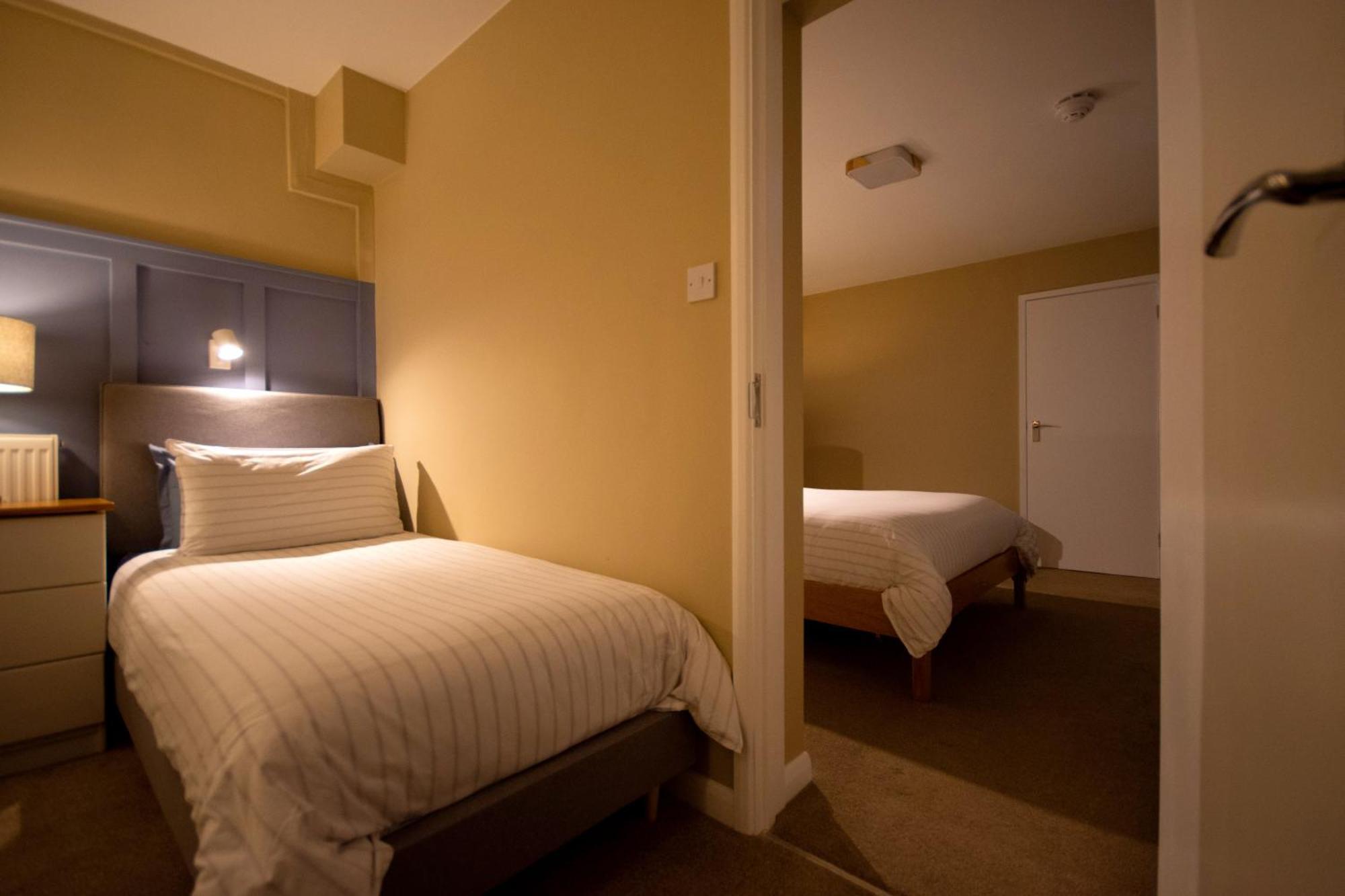 Salamander Guest House ستارتفورد أبون آفون المظهر الخارجي الصورة